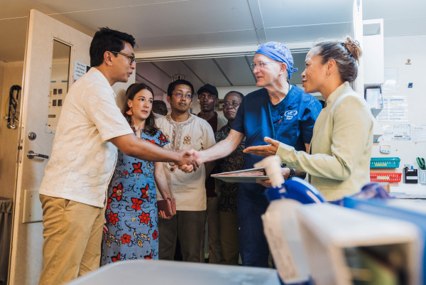 Mercy Ships accueille le Président de Madagascar  à bord de son navire-hôpital amarré dans le port de Toamasina