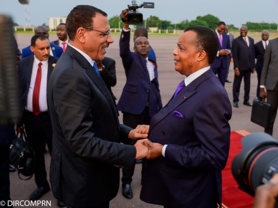 <div>Le Président de la République Son Éminence Mohamed Bazoum est arrivé ce 21 Février 2023 à Brazzaville, il a été accueilli à sa descente d'avion par son frère et ami Son Éminence Denis Sassou-Nguesso</div>