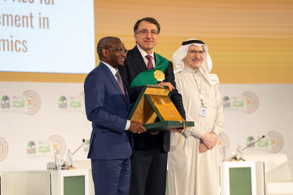 Professor Asutay Receives Award of Islamic Development Bank (IsDB) Prize for Impactful Achievement in Islamic Economics