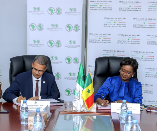 Sénégal : la Banque africaine de développement et le gouvernement signent 205,66 millions d’euros d’accords de prêt, pour développer l’élevage et construire une nouvelle autoroute