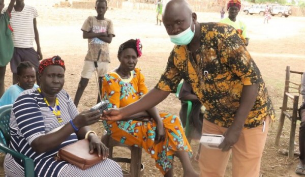 Coronavirus - South Sudan: UNMISS steps in to fight misinformation on COVID-19, hands over 500 radios to communities in Warrap